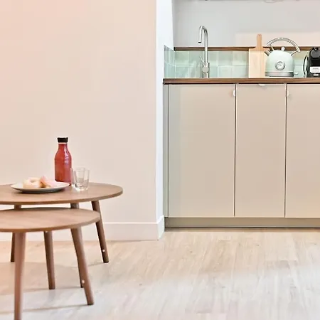 Au Centre De - Musee Grevin Apartman Párizs